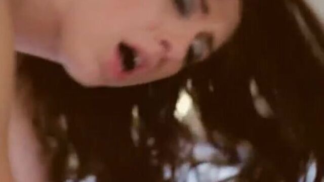 Модель с классным телом разделась и встала раком перед брюнетом