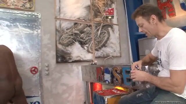 Бывалая шлюха заглатывает крупный пенис по самые яйца