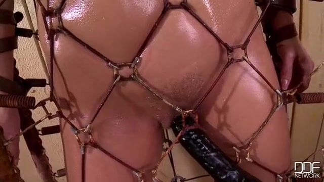 Извращенный хозяин мастурбирует рабыне длинной игрушкой