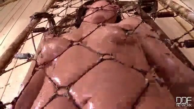 Извращенный хозяин мастурбирует рабыне длинной игрушкой