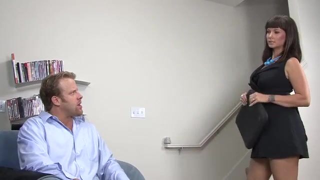 Сосед раздевает горячую мамочку и засаживает в мокрую киску