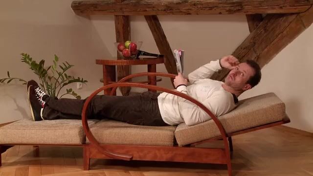 Послушный раб мастурбирует писю горячей госпоже