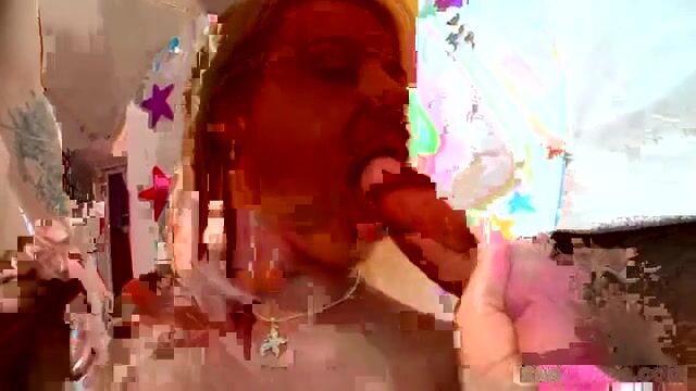 Голая блондинка с мокрой пиздой отсасывает двум друзьям