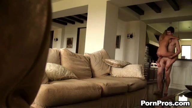 Пьяная матушка раздевается перед сыном и отдается