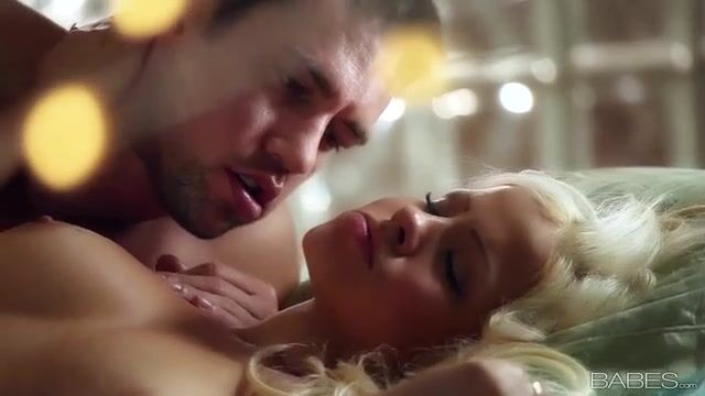 Влюбленные страстно ебутся ранним утром на постели