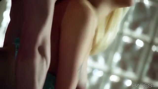 Влюбленные страстно ебутся ранним утром на постели