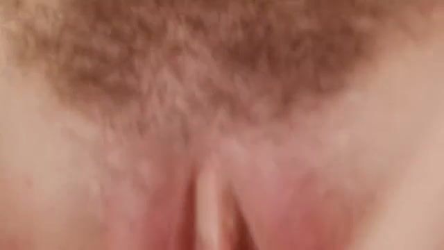 Деревенская мамаша мастурбирует пушистую киску на лестнице