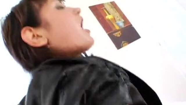 Чуваки с большими хуями сняли двух шлюх и трахнули во все отверстия