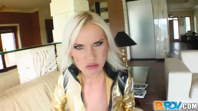 Важная бабенка скачет на конце и нахваливает партнера