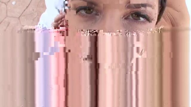 Грязная дама сосет хуек и пускает густые слюни