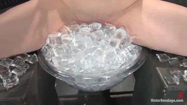 Лесби в эротичном наряде связывает рабыню и дрочит интимной игрушкой