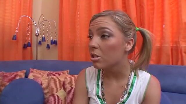 Батя раздел дочурку и вставил в неразработанную письку