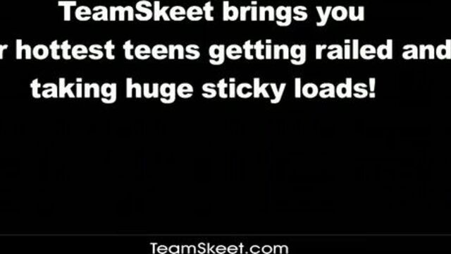 Шлюшка отсасывает и трахается с незнакомцем в парке