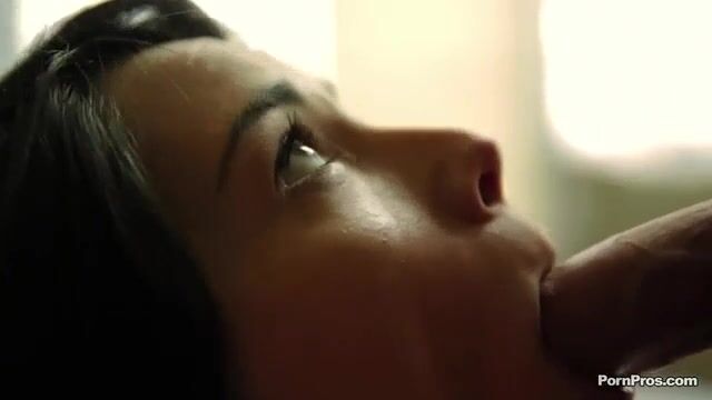 Хрупкая шалунишка кончает с членом в промежности