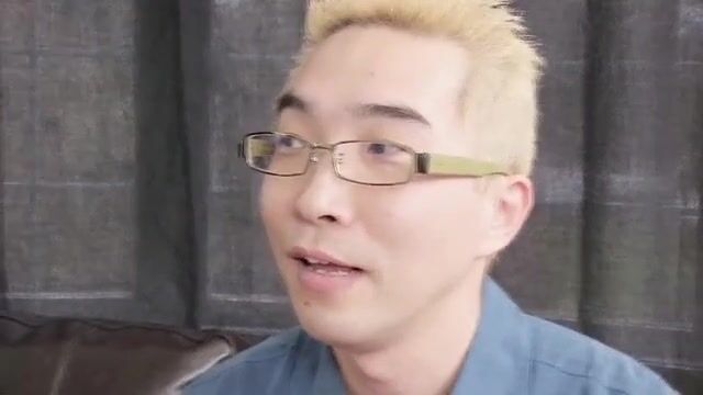 Русый азиат ставит подругу на четвереньки и запихивает в киску