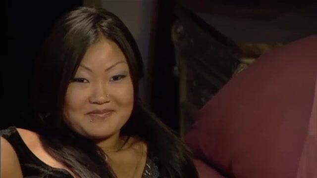 Европеец старательно мастурбирует письку азиатке