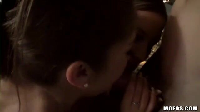 Близкие подружки решились на групповую близость