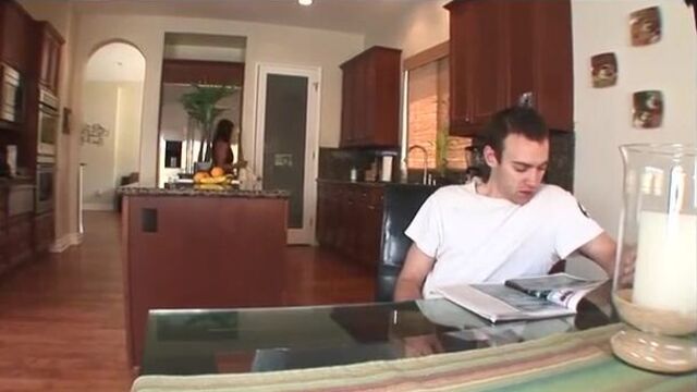 Смуглая бабенка с мохнатой пизденкой садится жопой на хуй и жалобно пищит