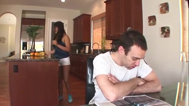 Смуглая бабенка с мохнатой пизденкой садится жопой на хуй и жалобно пищит