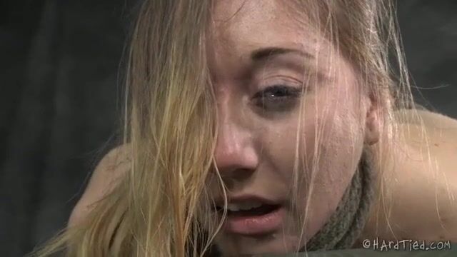 Грязный мужик связывает голую рабыню и шлепает по жопе