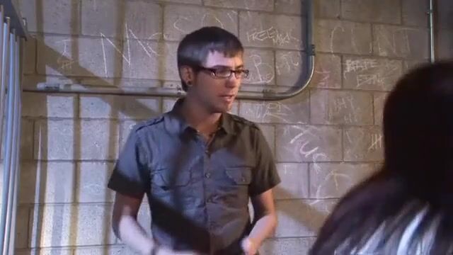 Негритянка дрочит подруге анус длинной игрушкой