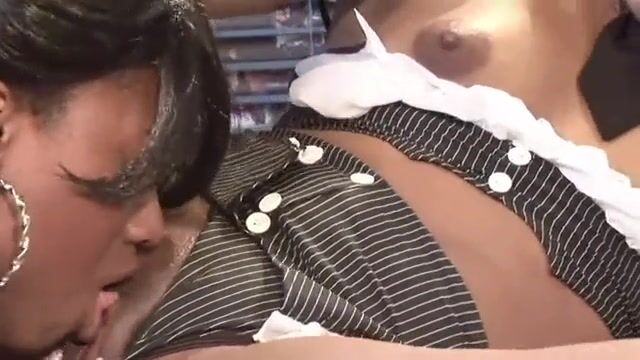 Негритянка дрочит подруге анус длинной игрушкой