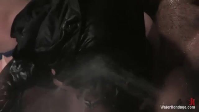 Грубые интимные пытки сильно возбудили связанную рабыню