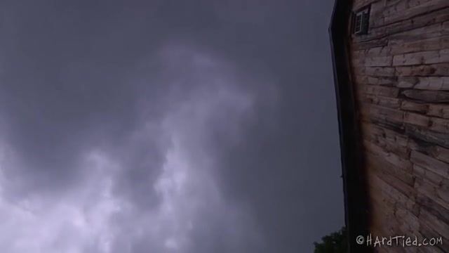 Господин прогулялся с голой рабыней и привязал к столбу