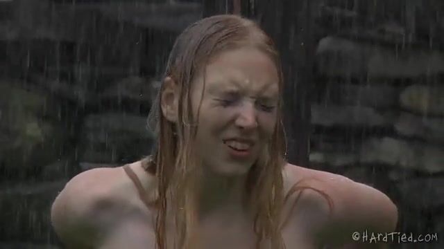 Господин прогулялся с голой рабыней и привязал к столбу