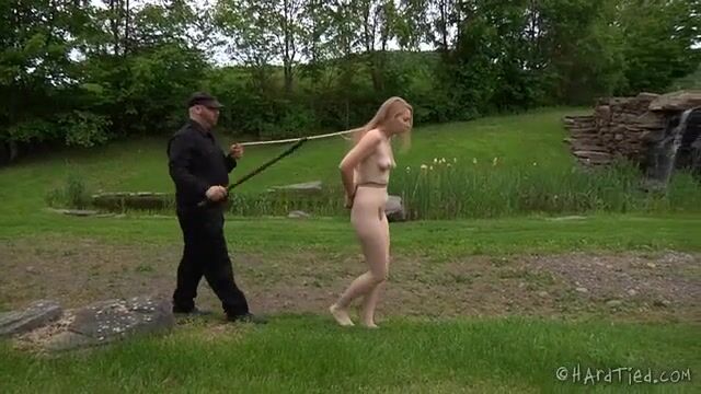 Господин прогулялся с голой рабыней и привязал к столбу