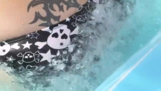 Приятная стерва натирает пилотку вибратором в бассейне