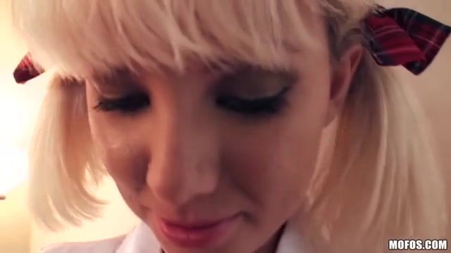 Студентка в униформе мастурбирует и отсасывает новому парню