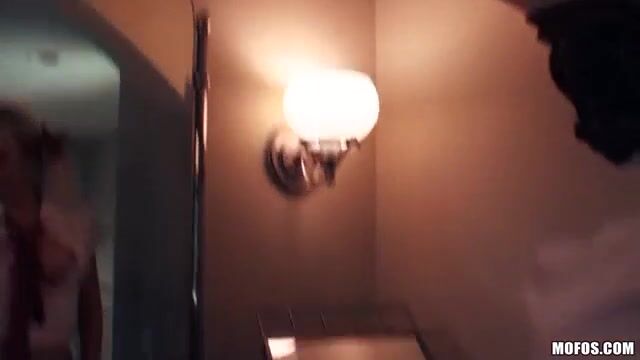 Студентка в униформе мастурбирует и отсасывает новому парню