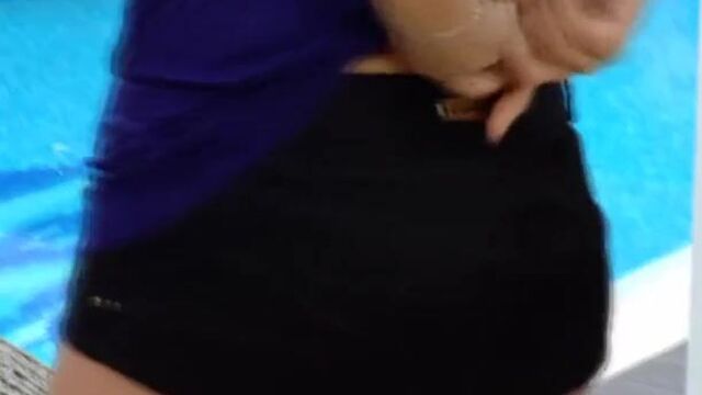 Любовники ебутся возле бассейна с особой страстью