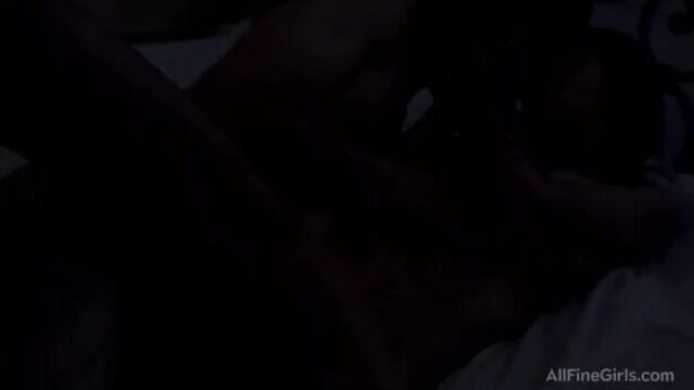 Милашка выбрила пизду и дала другу на белой постели