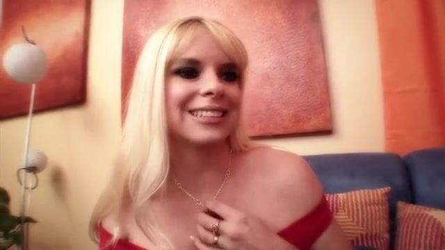 Привлекательные цыпочки тщательно вылизывают письки в любимой позе