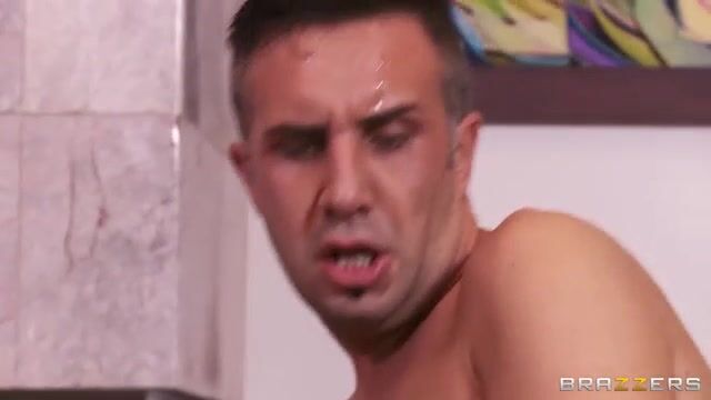 Прыткая подружка в клетчатых чулках скачет на упругом члене и визжит