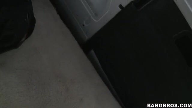 Блудливая мамочка удовлетворила молодого парня в автомобиле