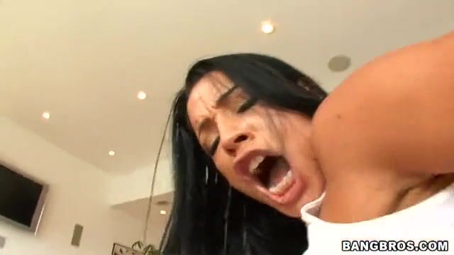 Смуглая соседка усаживается попкой на член и громко визжит