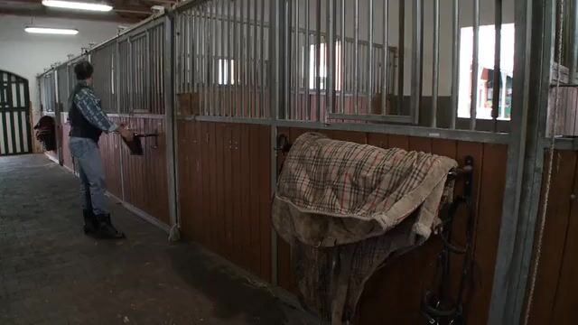 Развратный фермер насадил на член молодую провинциалку