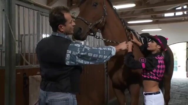 Развратный фермер насадил на член молодую провинциалку