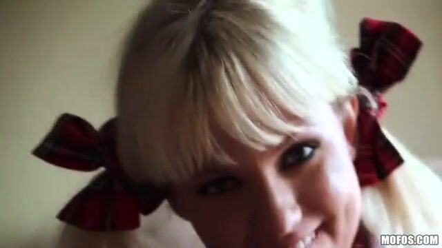 Русая шлюшка сосет хуй весьма эмоционально