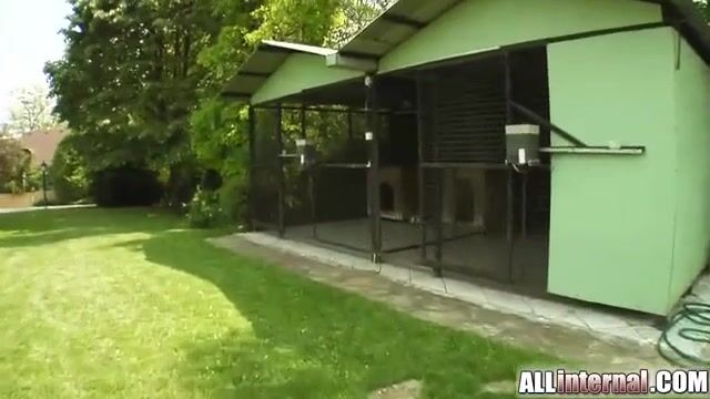 Высокая худышка ебется стоя и подбадривает партнера