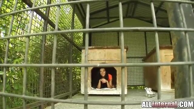 Высокая худышка ебется стоя и подбадривает партнера