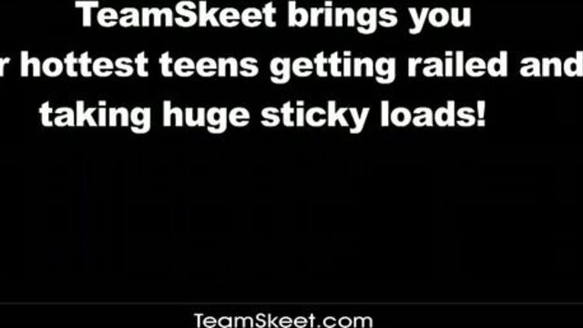 Доверчивая молодуха помогает засадить пенис в пилотку