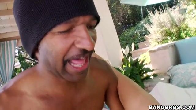 Крупный пенис негритенка шикарно проникает в женскую пизденку