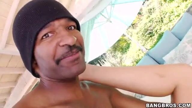 Крупный пенис негритенка шикарно проникает в женскую пизденку