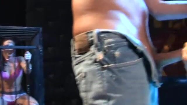 Баба с небритым лобком оседлала упругий пенис анальной дыркой