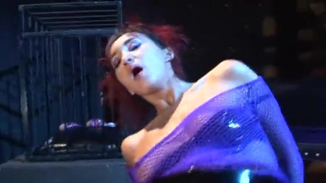 Баба с небритым лобком оседлала упругий пенис анальной дыркой