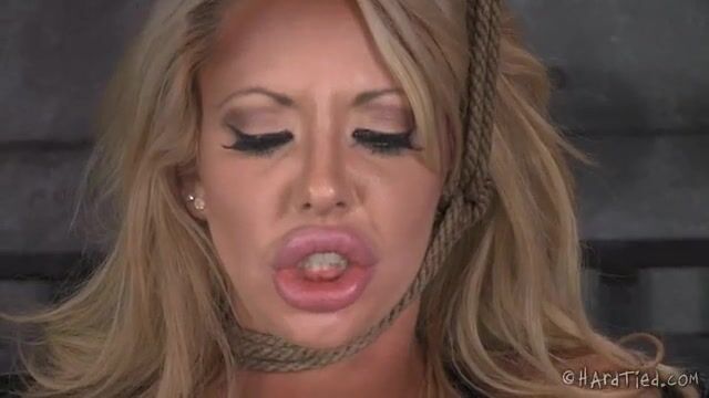 Мощные трах машины доводят рабыню до классного оргазма